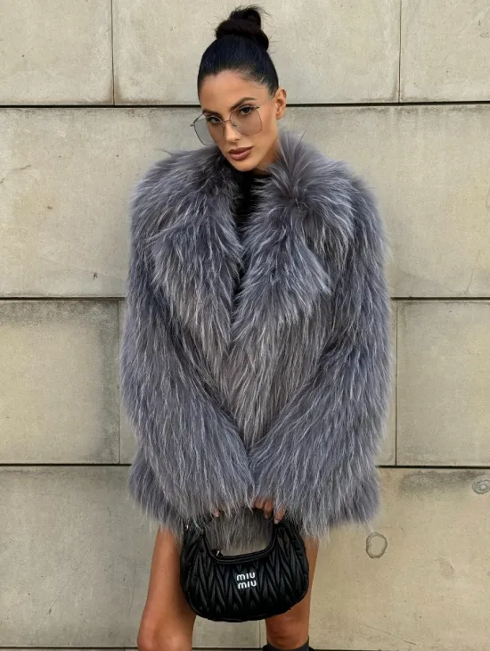 Шуба из меха енота на вязанной основе - фото 10