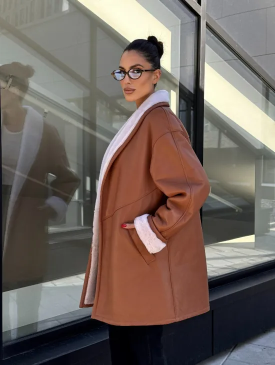 Женская дублёнка на запах с поясом - цвет кэмел - фото 8