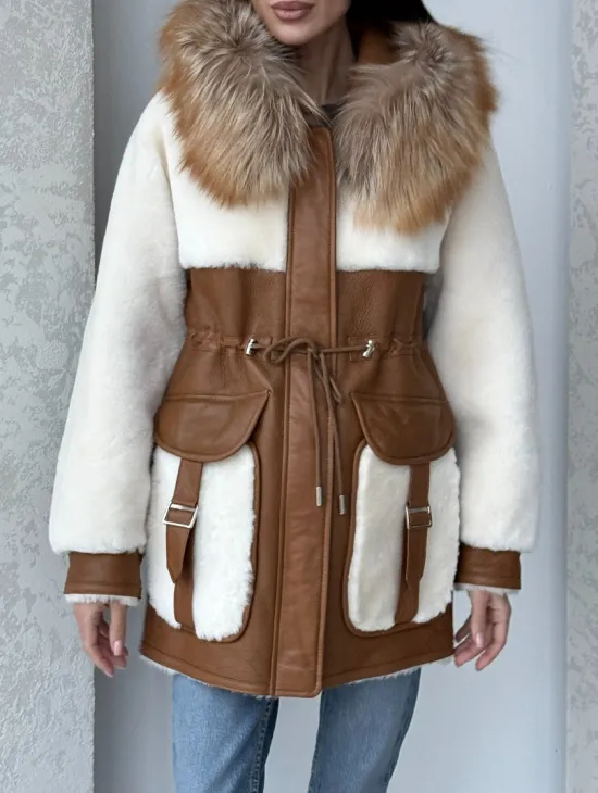 Модная натуральная дубленка из овчины, капюшон с отделкой из меха лисы - фото 2