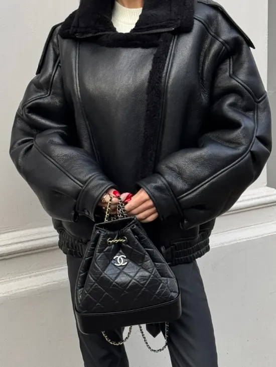 Укороченная женская дубленка - бомбер с двойным воротником - фото 3