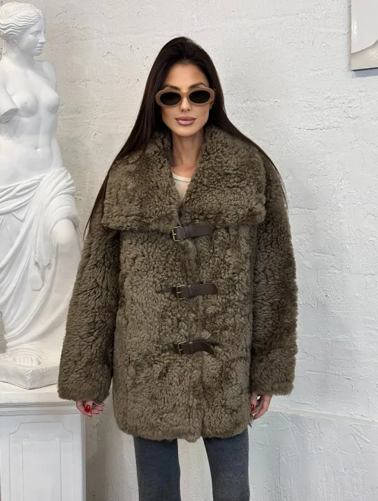 Дублёнка «Дафлкот» cредней длины из овчины Tigrado на застёжках - кожаные ремешки - фото 9