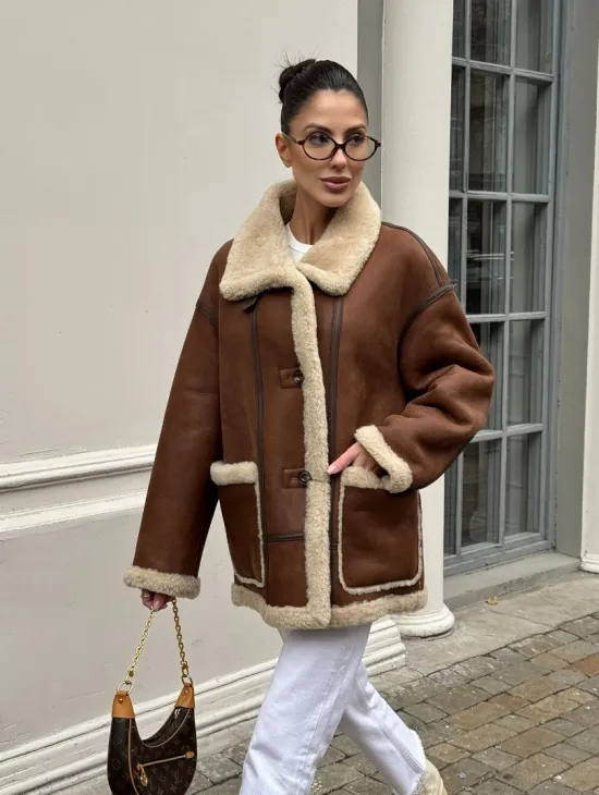 Современная коричневая дубленка из меха кёрли «Casual style» - фото 0