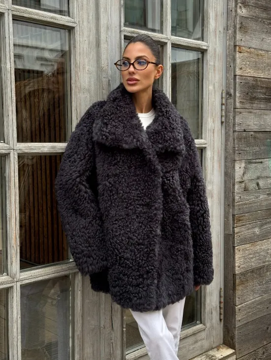Стильный полушубок из натурального меха тиградо с большим отложным воротником - цвет графит - фото 8