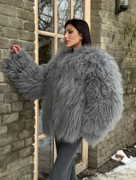 Шуба из меха ламы серого цвета - фото 11