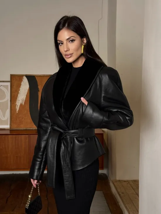 Зимняя женская короткая куртка на запах с поясом из натуральной овчины - фото 10