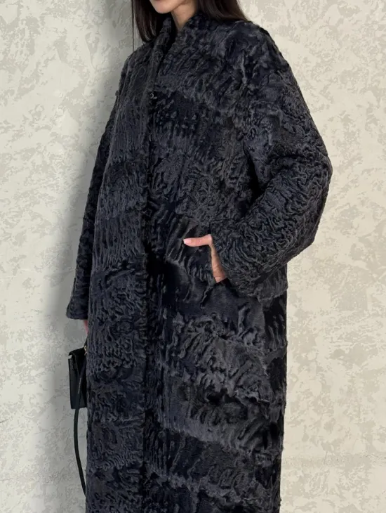 Длинная шуба из каракуля в цвете графит - фото 1