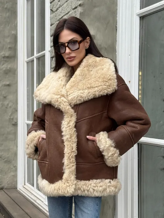 Коричневая женская дубленка с воротником «Челси» из овчины тиградо - фото 11