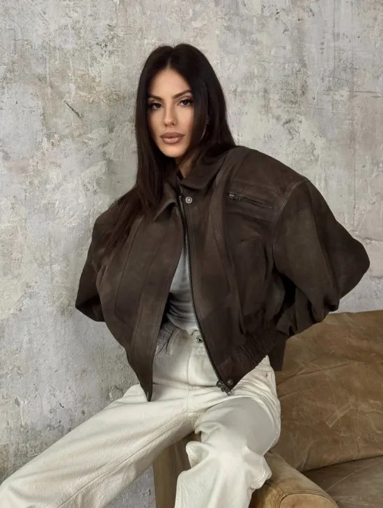 Современный кроп - бомбер из натуральной замши - фото 6