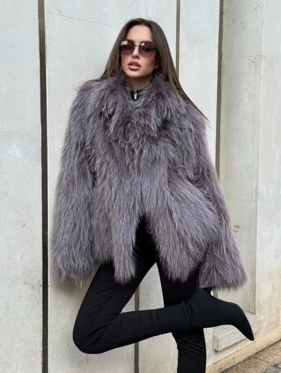 Шуба из меха енота с английским воротником цвет - лаванда - фото 0