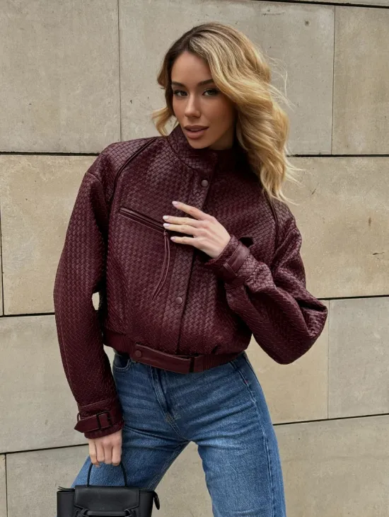 Бомбер женский из натуральной плетеной кожи - Burgundy цвет - фото 5