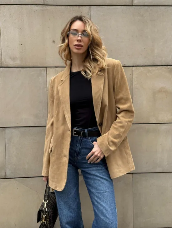 Стильный однобортный пиджак из натуральной замши в бежевом цвете - фото 10