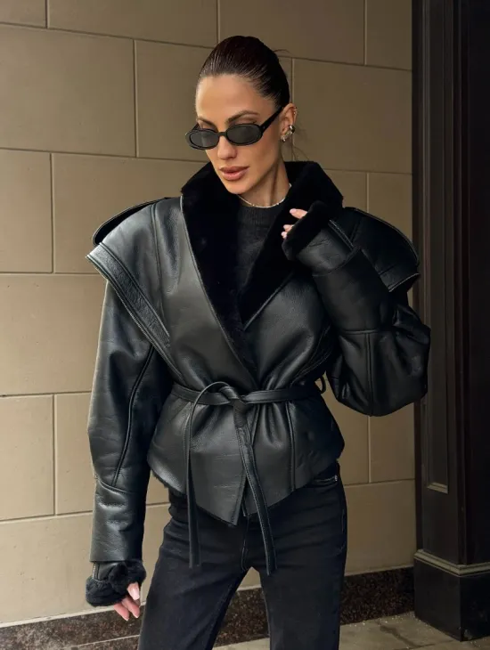 Черная куртка - дубленка на запах с поясом из меха мериноса - фото 8