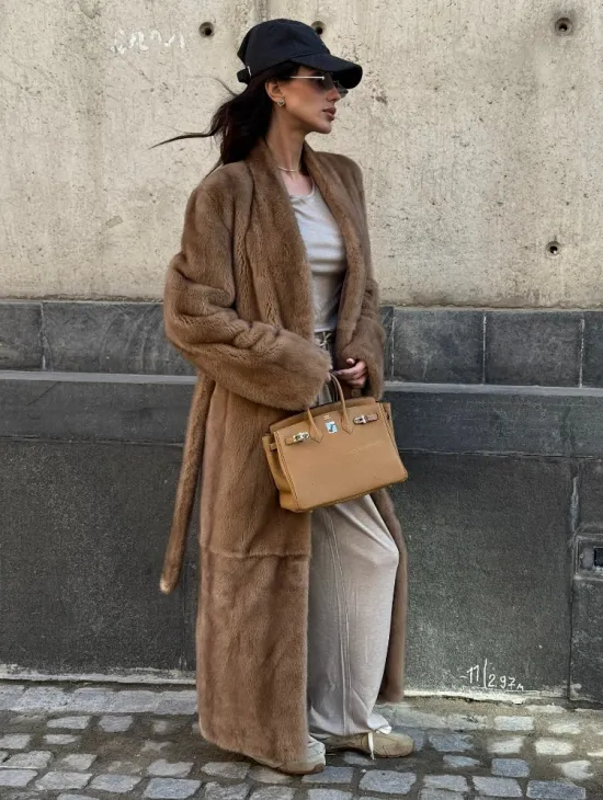 Длинная норковая шуба в цвете пастель с V-образным воротником - фото 7