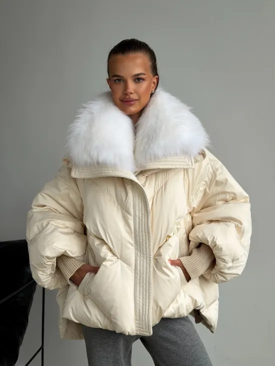 Бежевый зимний пуховик - фото 11