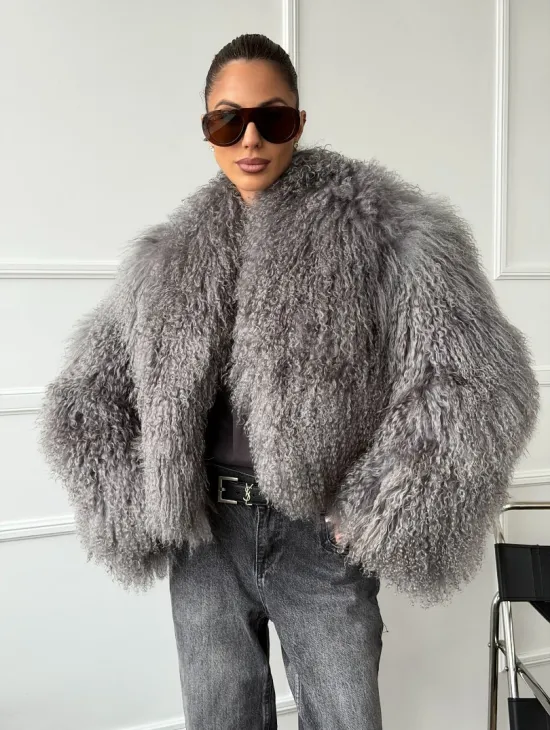 Серая шубка из меха ламы - фото 7