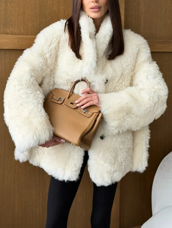 Светлая женская двухсторонняя дубленка - фото 5