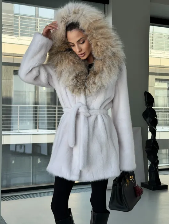 Белая шуба с капюшоном из рыси - фото 6