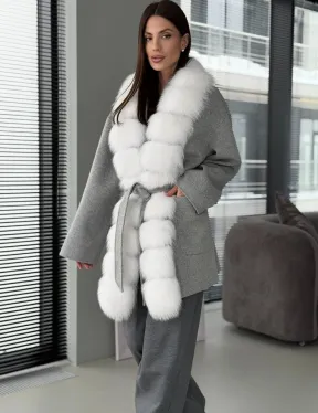 Серое пальто с меховым воротником - фото 10