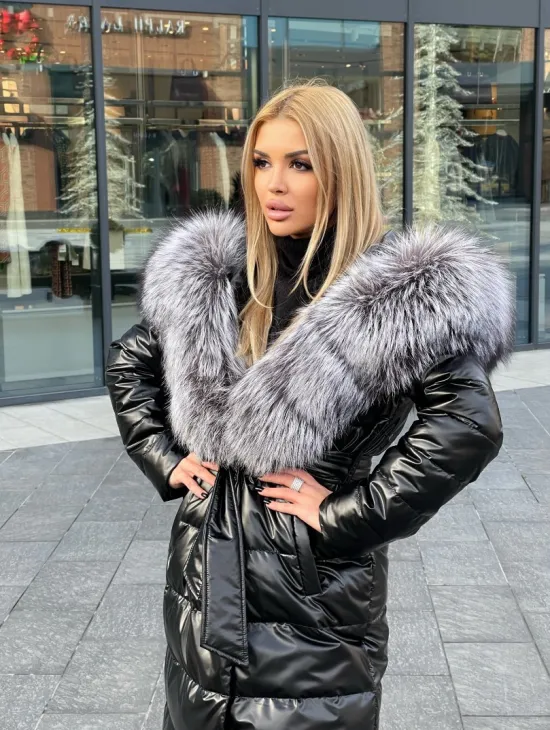 Чёрное пуховое пальто с меховым капюшоном - фото 5