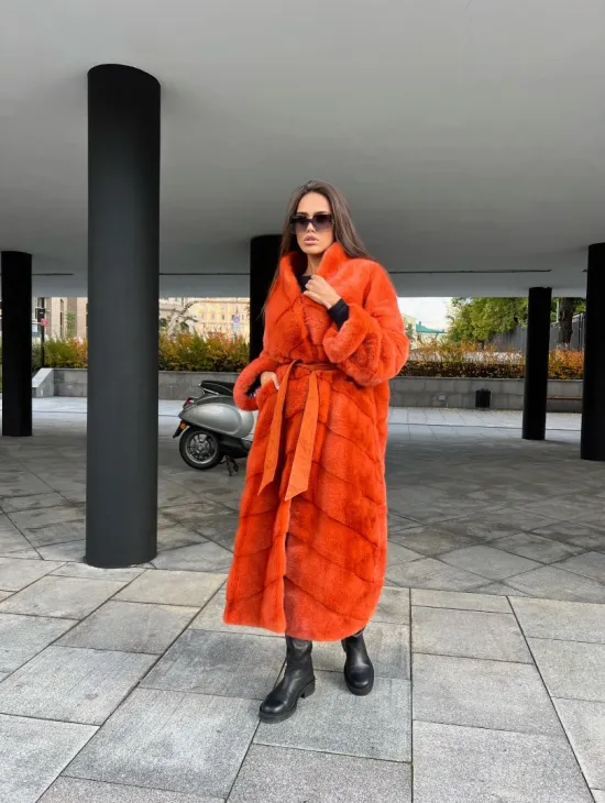 Шуба из меха скандинавской норки в оранжевом оттенке - фото 3