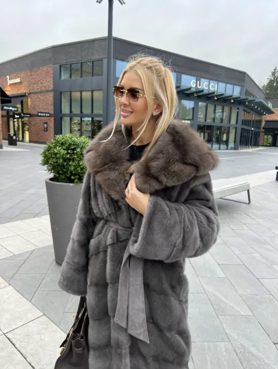 Шуба норковая с капюшоном из меха куницы в цвете графит грей - фото 1